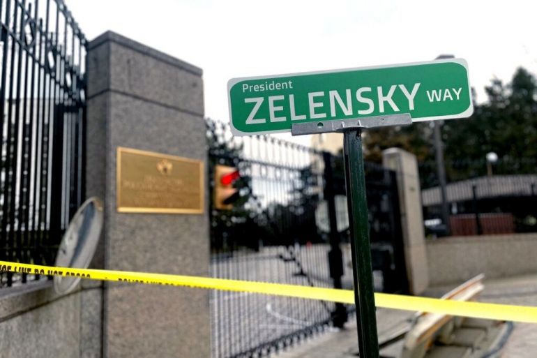 Pemprotes mengganti nama jalan menuju kedubes Rusia Zalensky Way. Bisa Permanen Kalau Zalensky tewas.FOTO:WTop.com