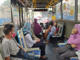 Bus Trans Kota Tangerang koridor 1 memiliki ruang khusus kursi roda dan akses keluar-masuk di bagian tengah bus. (Foto: Abel Pramudya)