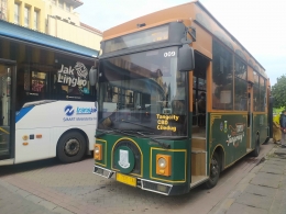 Pemberhentian bus Trans Kota Tangerang CBD Ciledug yang bersebelahan dengan Halte Transjakarta Ciledug. (Foto: Abel Pramudya)