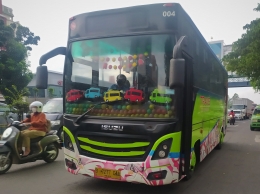 Bus Trans Kota Tangerang koridor 2 (Terminal Poris Plawad-Cibodas) sesaat sebelum berhenti di Halte Cikokol. (Foto: Abel Pramudya)