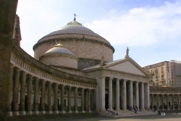 Basilica San Francesco di Paola yang terletak di Piazza Plebiscito | foto: koleksi HennieOberst 