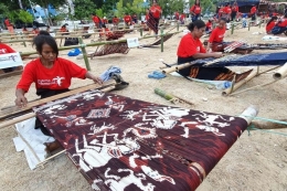 Aktivitas Menenun di Sumba Timur (Foto: kompas.com)