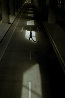 Ilustrasi cahaya di jalanan yang sepi dan langkah orang tak tentu arah (Foto oleh Ondosan Sinaga dari Pexels)