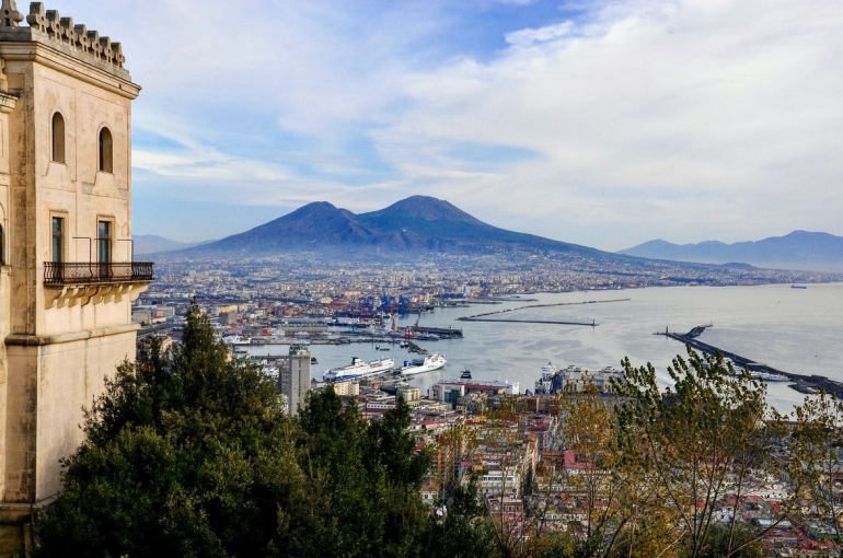 Menyusuri Napoli, kota asal pizza | foto: unsplash/ Francesco Baerhard—