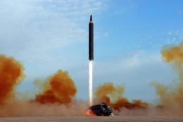 Foto memperlihatkan Korea Utara meluncurkan misil balistik jarak menengah yang diberi nama Hwasong (STR/AFP via THE INDEPENDENT) via kompas.com