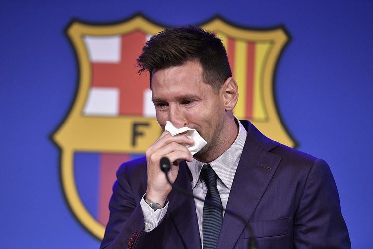 Lionel Messi menangis saat menyampaikan perpisahan dari Barcelona.| Foto: Pau Barrena/AFP via Kompas.com