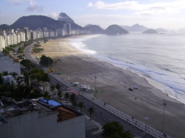 Pantai Copacabana sangat terkenal di Rio de Janeiro Brasil November 2008, gambar diambil dari hotel penginapan (dokumentasi pribadi) 