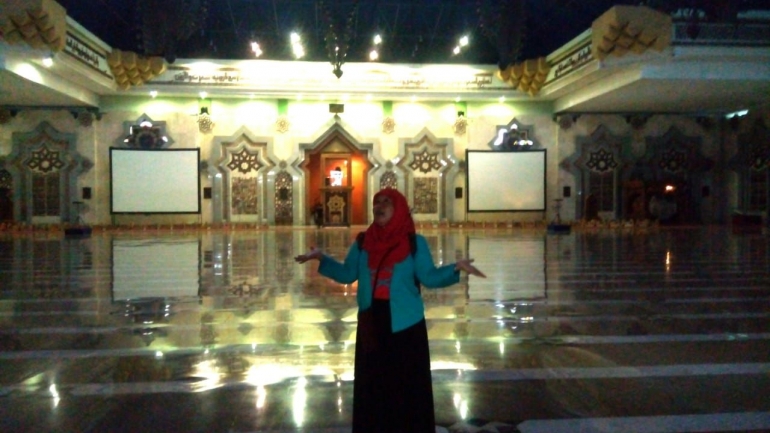 Bagian dalam Masjid Islamic Center Jakarta rancangan Achmad No'man (dokpri)