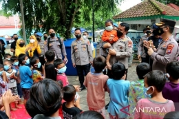 Kapolda Banten menggendong salah seorang anak di Kampung Pamarican, Kelurahan Banten, Kasemen, Serang Kota. Foto: Antara