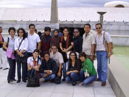 Sesaat keluar dari  JK Memorial Museum Brasilia bersama rombongan November 2008 (dokumentasi pribadi)  