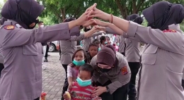 Polisi Wanita (Polwan) Polda Banten menghibur anak-anak yang terdampak banjir di Kawasan Banten Lama. Foto: Dok. Polda Banten