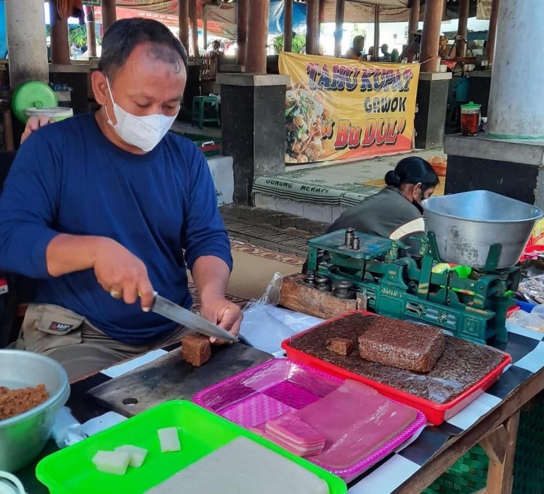 Pedagang Jajanan Tradisional di Pasar Gawok (foto: dokumentasi pribadi)