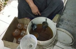 Pedagang minyak curah di pasar.Foto:Muchammad Dafi Yusuf/kompas.com