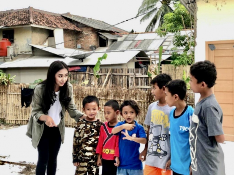 Amanda sedang memberikan pelajaran bahasa Inggris ke anak anak di Jakarta (foto: koleksipribadi Amanda)
