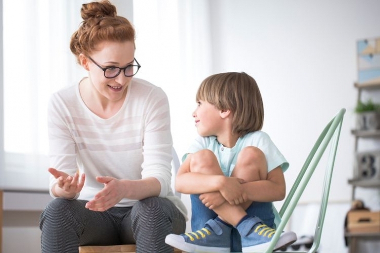 Ilustrasi orangtua mengajarkan anak agar tidak mengintimidasi dan menindas temannya. Sumber: Shutterstock via Kompas.com