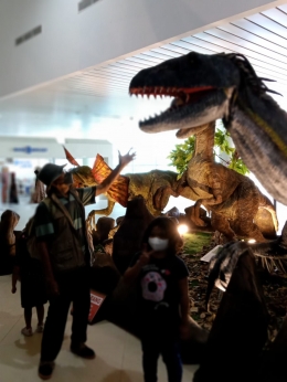 Turun dari kereta bandara disambut patung Dinosaurus (dokpri)