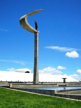 JK Memorial Brasilia (Sumber: maxlandiaba.blogspot.com)
