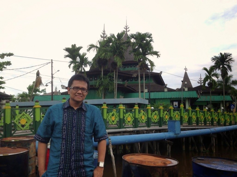 Image: Tampak Masjid Sultan Suriansyah dari Sungai Kuin (Photo by Merza Gamal)