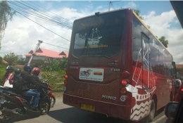 Nampak Teman Bus melintas di jalan raya di kota Makassar (Foto: dokpri).