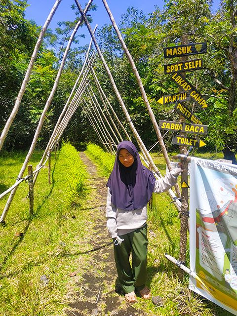 Putriku saat berada di jalur masuk objek wisata Pulo Tareba (Dokpri)