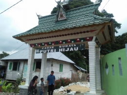 Gerbang masuk ke situs cagar budaya Putri Hijau desa Sukanalu Simbelang (Dok. Pribadi)