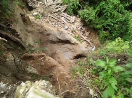 Tanah longsor di sekitar situs cagar budaya Putri Hijau desa Sukanalu Simbelang (Dok. Pribadi)