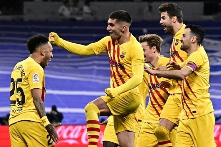 Para pemain Barca merayakan gol ke gawang Real Madrid. Foto: Javier Soriano via Kompas.com