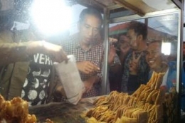 Ketika Pak Jokowi membeli gorengan sewaku nyapres dulu| Sumber gambar: kompas.com