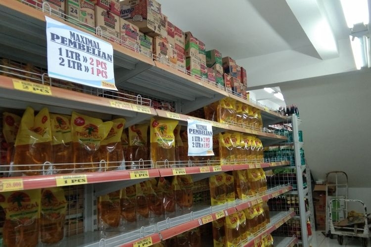 Ilustrasi: Ketersediaan minyak di salah satu supermarket di Karawang. (Foto: KOMPAS.COM/FARIDA)