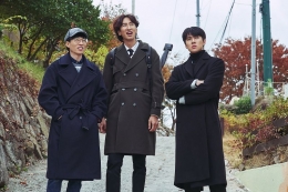 potret Yoo Jae Suk (kiri), Lee Kwang Soo (tengah), SeHun (kanan) dalam salah satu episode Busted (sumber: Celebrity Okezone)