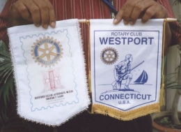 RC Banda Aceh dan RC Westport banner exchange, pertukaran banner sebagai tanda persahabatan (dok. pri. Ikhwanul Halim)
