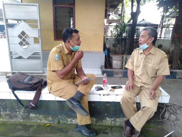 ngobrol di samping pos satpam. dok.pribadi