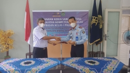 Kepala Rupbasan Palembang (Kanan) Parulian Hutabarat, dan Kepala UPTD BLKPPKT Provinsi Sumsel (kiri) Kadarman menandatangani MoU kerja sama (Rupbasan Palembang)