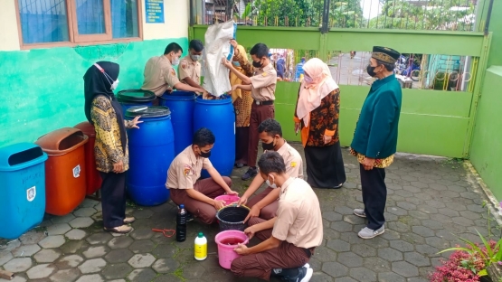 dok.alfian
googletag.cmd.push(function() { googletag.display('div-gpt-ad-712092287234656005-412');});