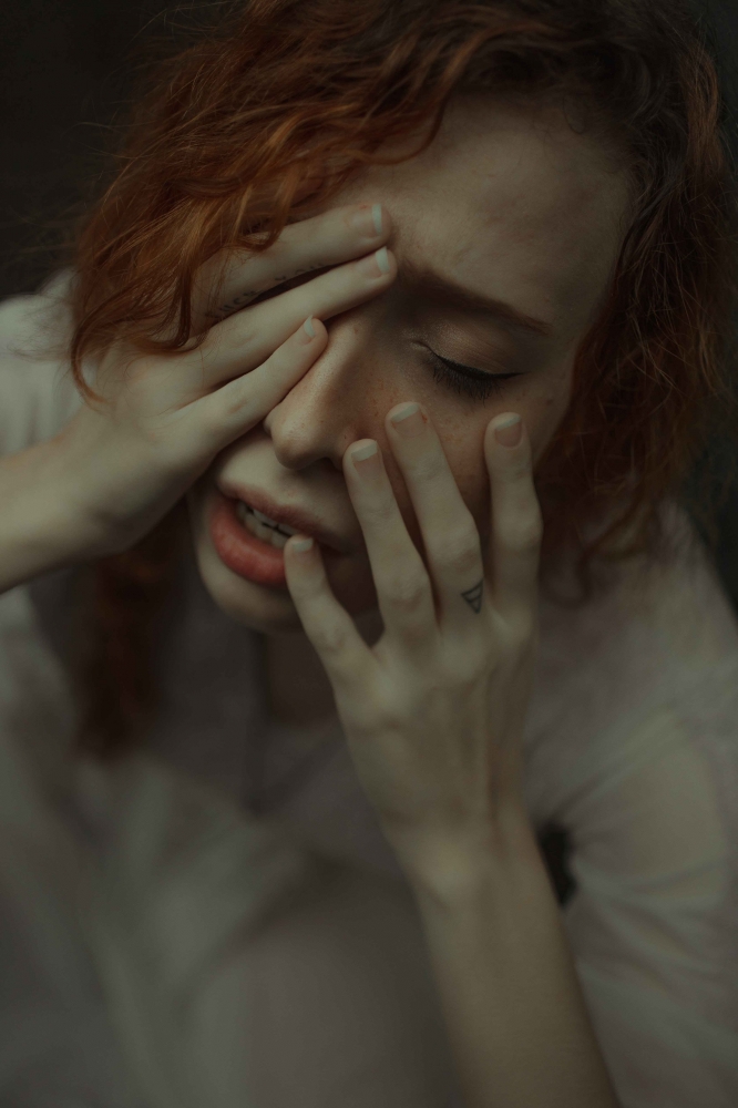 Ilustrasi perempuan yang sedih (Ana Bregantin - Pexels.com) 