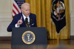 Presiden Amerika Serikat Joe Biden saat berbicara dalam konferensi pers di East Room, Gedung Putih, Washington DC, Rabu (19/1/2022).(AP PHOTO/SUSAN WALSH via kompas.com)