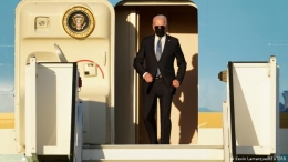 Presiden AS Joe Biden keluar dari pesawat Air Force One setibanya di  Brussels, Belgia, pada 23 Maret 2022. (Foto: amp.dw.com)