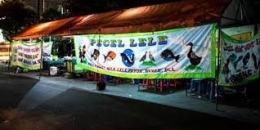 Warung pecel lele di pinggir jalan raya, dokpri