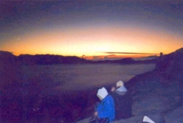 Menikmati matahari terbit dari kawah Bromo
