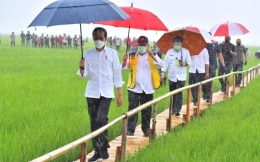 Presiden Jokowi rela kehujanan demi NTT maju (sumber foto: Bisnis.com)