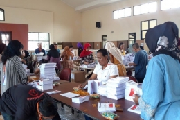 Proses pelipatan surat suara di gudang penyimpanan surat suara, PPKD, Duren Sawit, Jakarta Timur, Selasa (19/2/2019)(KOMPAS.com/Ryana Aryadita) 