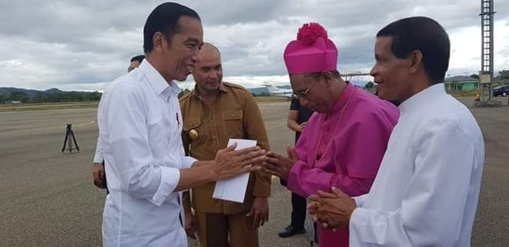 Uskup Atambua, Mgr. Dominikus Saku menitipkan pesan kepada Presiden Jokowi (sumber foto: Komsos Atambua)