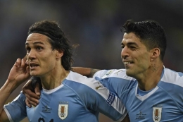 Cavani dan Suarez, akhirnya ikut membawa Uruguay lolos ke Piala Dunia 2022. Foto: afp/mauro pimentel dipublikasikan kompas.com