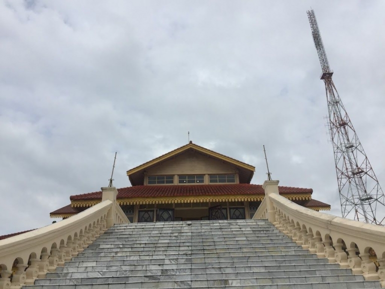 Image: Pintu Utama Balai Kerapatan Tinggi Siak Sri Inrapura yang menghadap ke Sungai Siak by Merza Gamal