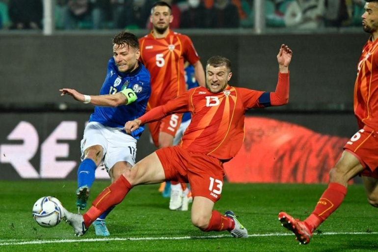 Duel pemain Makedonia Utara dengan pemain Italia/foto: UEFA.com