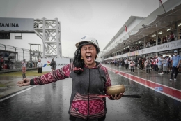 Mbak Rara sang Pawang Hujan yang mendunia (dok.MotoGP.com)