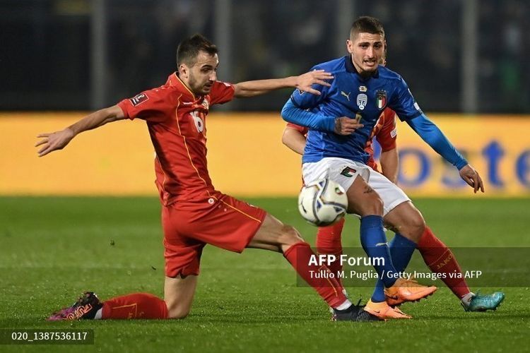 Duel pemain Makedonia Utara dengan pemain Italia dalam babak play off Piala  Dunia Zona UEFA (25/03) (Sumber : kompas.com)