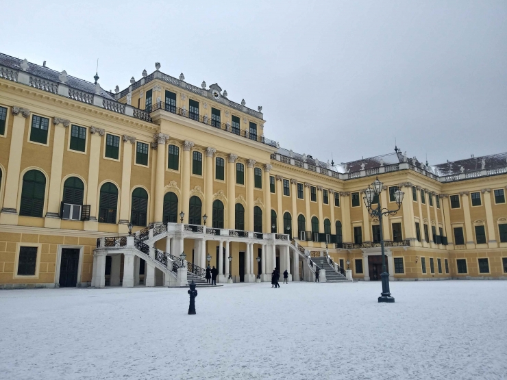 Istana Schönbrunn siang hari di Januari, sudah gelap. Foto dokumentasi pribadi.
