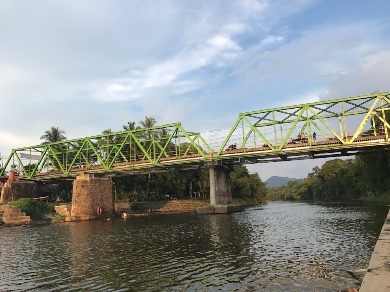 Image: Jembatan di depan Masjid Raya Pangkalan yang menghubungkan Riau-Sumatera Barat (by Merza Gamal)