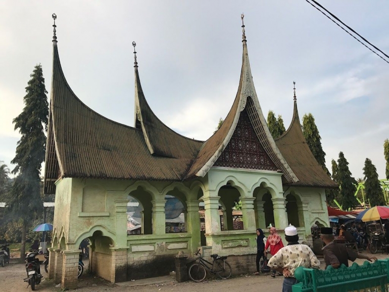 Image: Balai Adat di sebelah Masjid Raya Pangkalan Koto Baru (by Merza Gamal)